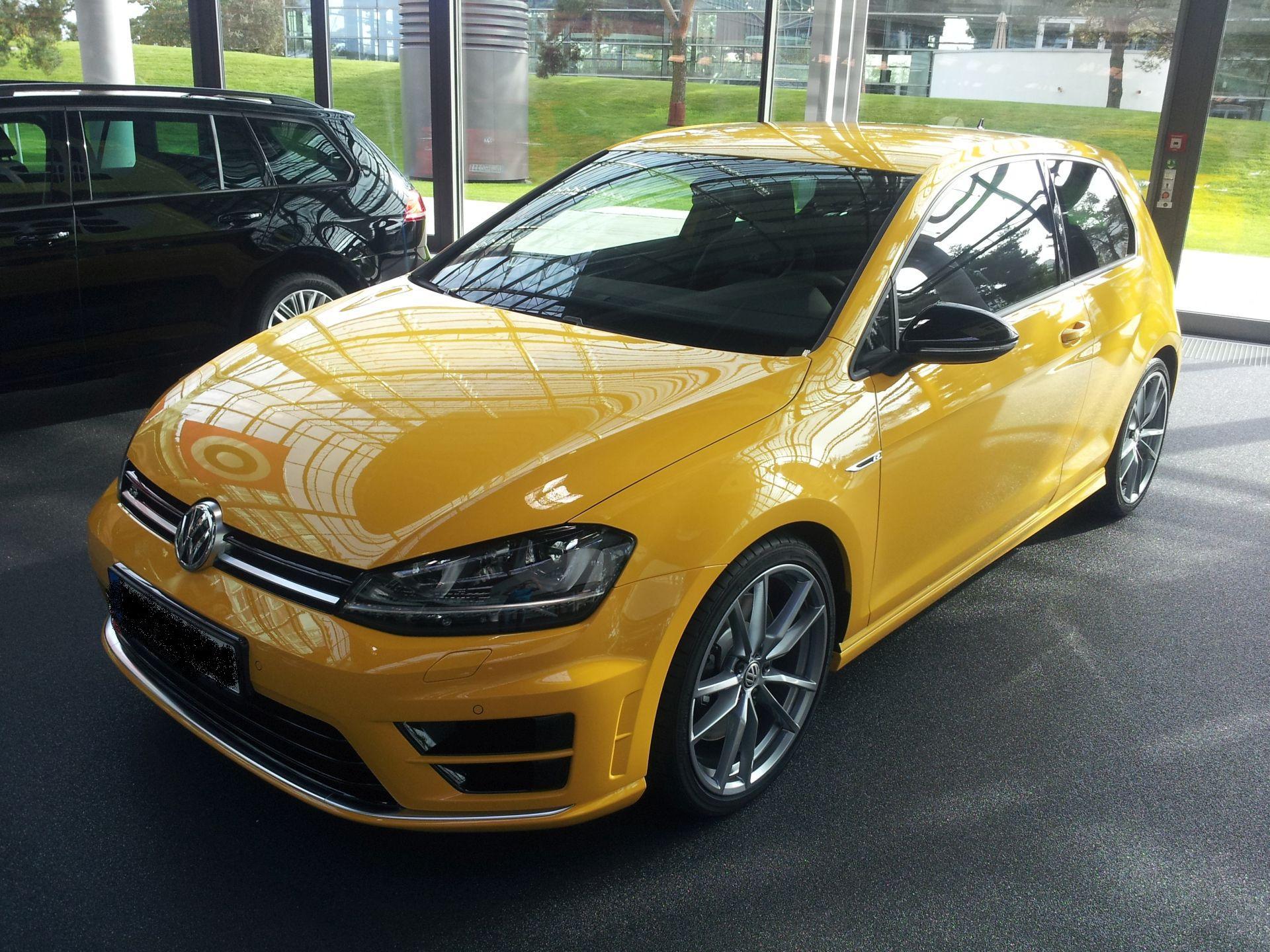 Volkswagen Golf 2020 Yellow